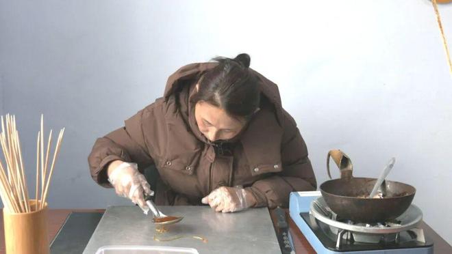 九游体育：【打造“四个强市”建设“幸福家园平安永济”】勺为笔糖为墨绘出非遗新活力(图3)