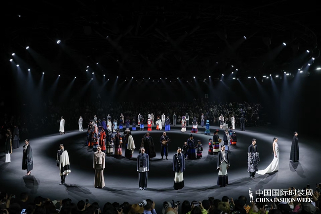 九游app入口：从深山绣坊到国际T台：大凉山彝绣“织”出时尚新浪潮