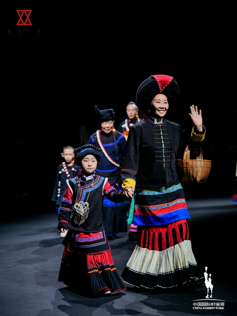 九游app入口：从深山绣坊到国际T台：大凉山彝绣“织”出时尚新浪潮(图2)