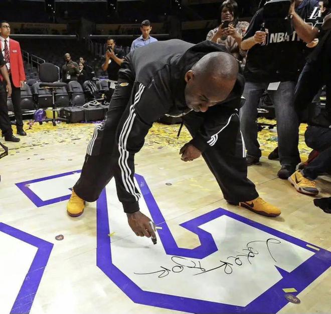 九游app：退役这年他推出了这双传奇战靴！(图15)