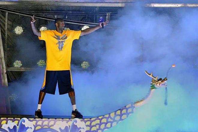 九游app：退役这年他推出了这双传奇战靴！(图4)