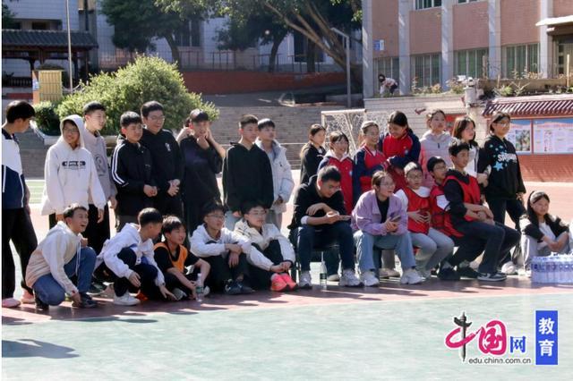 青春燃动赛场宜宾高县柳湖中学举行初一年级三人制篮球比赛(图2)