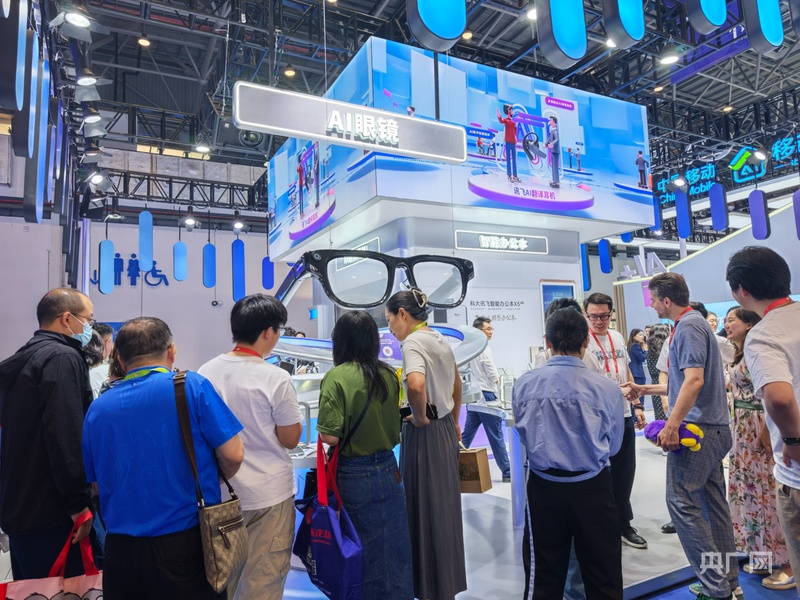 春日里的中国丨从消费热词看消博会里的“新”风尚(图2)