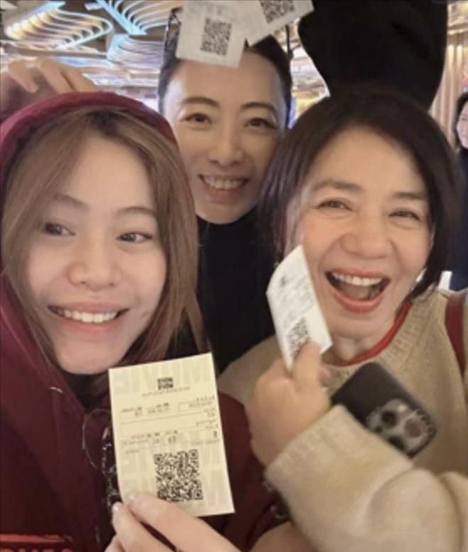 九游app入口：周润发、张国荣、钟楚红重聚大银幕：这场35年的约会值得！(图8)