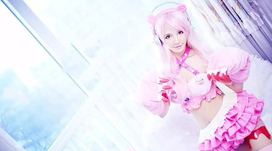 高手在民间高跟鞋、短裙、浓妆、美瞳这个美女有点忙(图1)