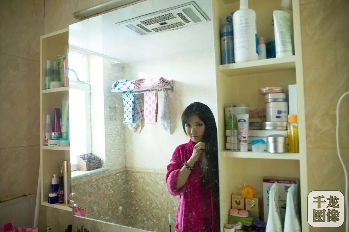 高手在民间高跟鞋、短裙、浓妆、美瞳这个美女有点忙(图2)