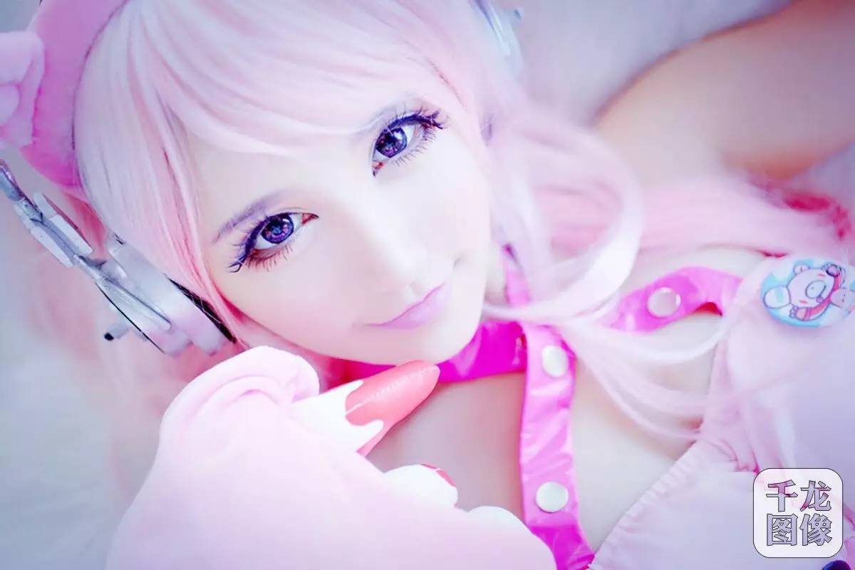 高手在民间高跟鞋、短裙、浓妆、美瞳这个美女有点忙(图3)