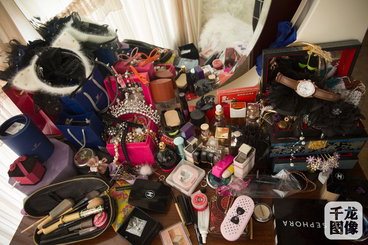 高手在民间高跟鞋、短裙、浓妆、美瞳这个美女有点忙(图4)