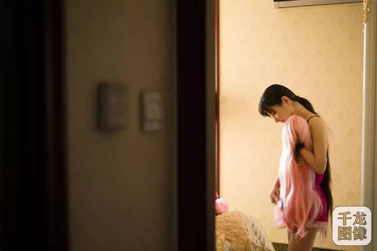 高手在民间高跟鞋、短裙、浓妆、美瞳这个美女有点忙(图5)