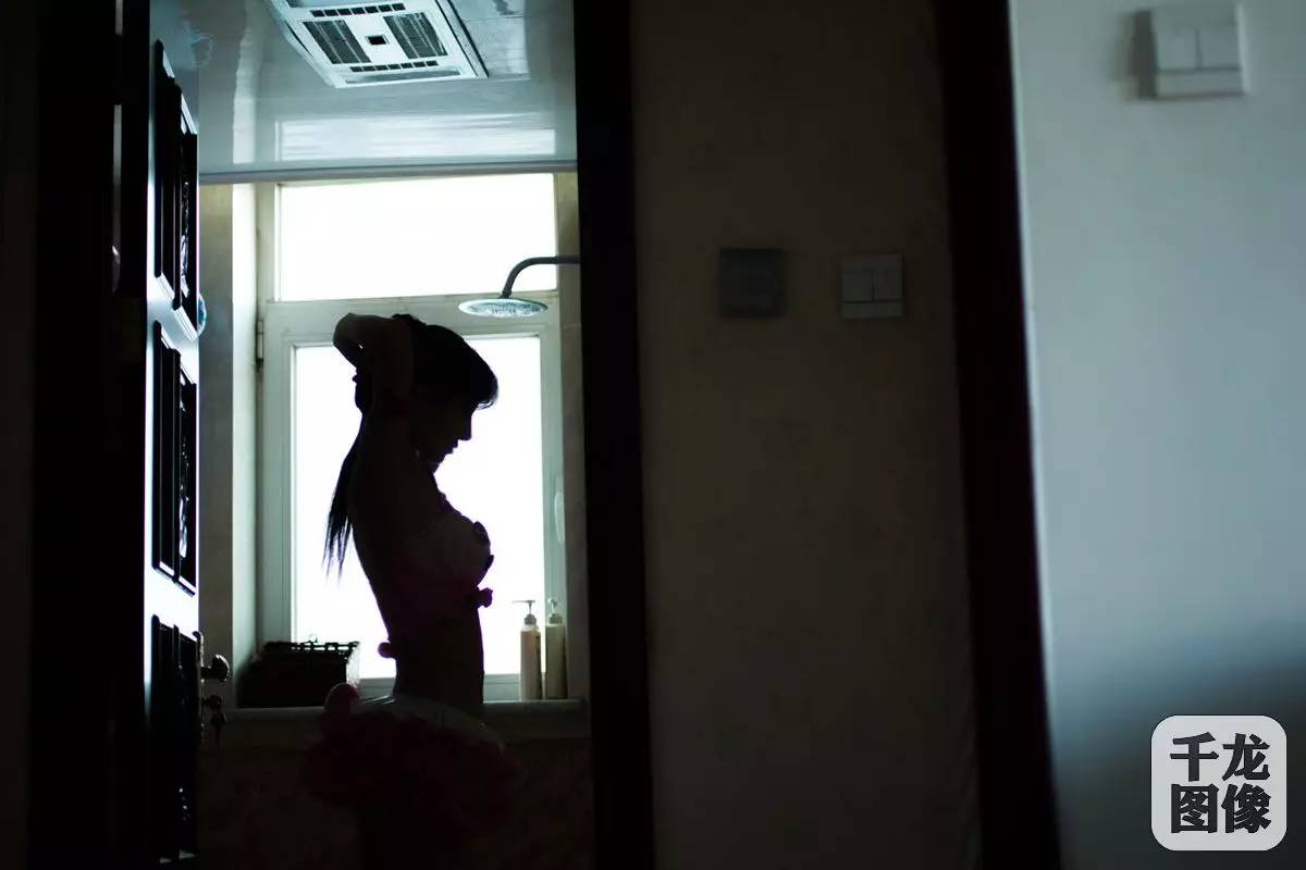 高手在民间高跟鞋、短裙、浓妆、美瞳这个美女有点忙(图6)