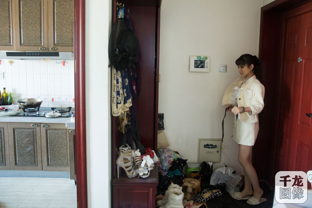 高手在民间高跟鞋、短裙、浓妆、美瞳这个美女有点忙(图7)