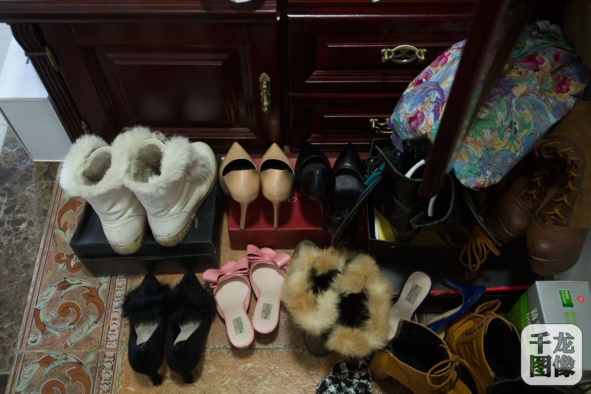 高手在民间高跟鞋、短裙、浓妆、美瞳这个美女有点忙(图8)