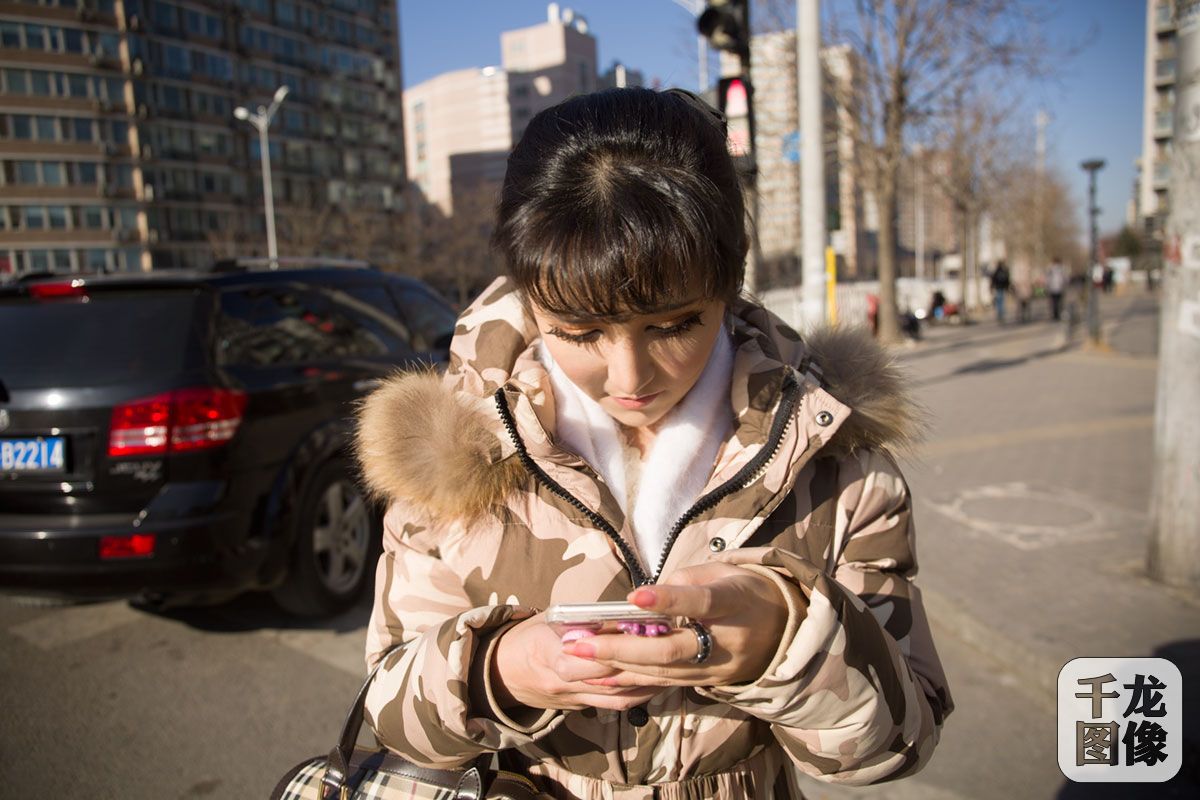 高手在民间高跟鞋、短裙、浓妆、美瞳这个美女有点忙(图9)