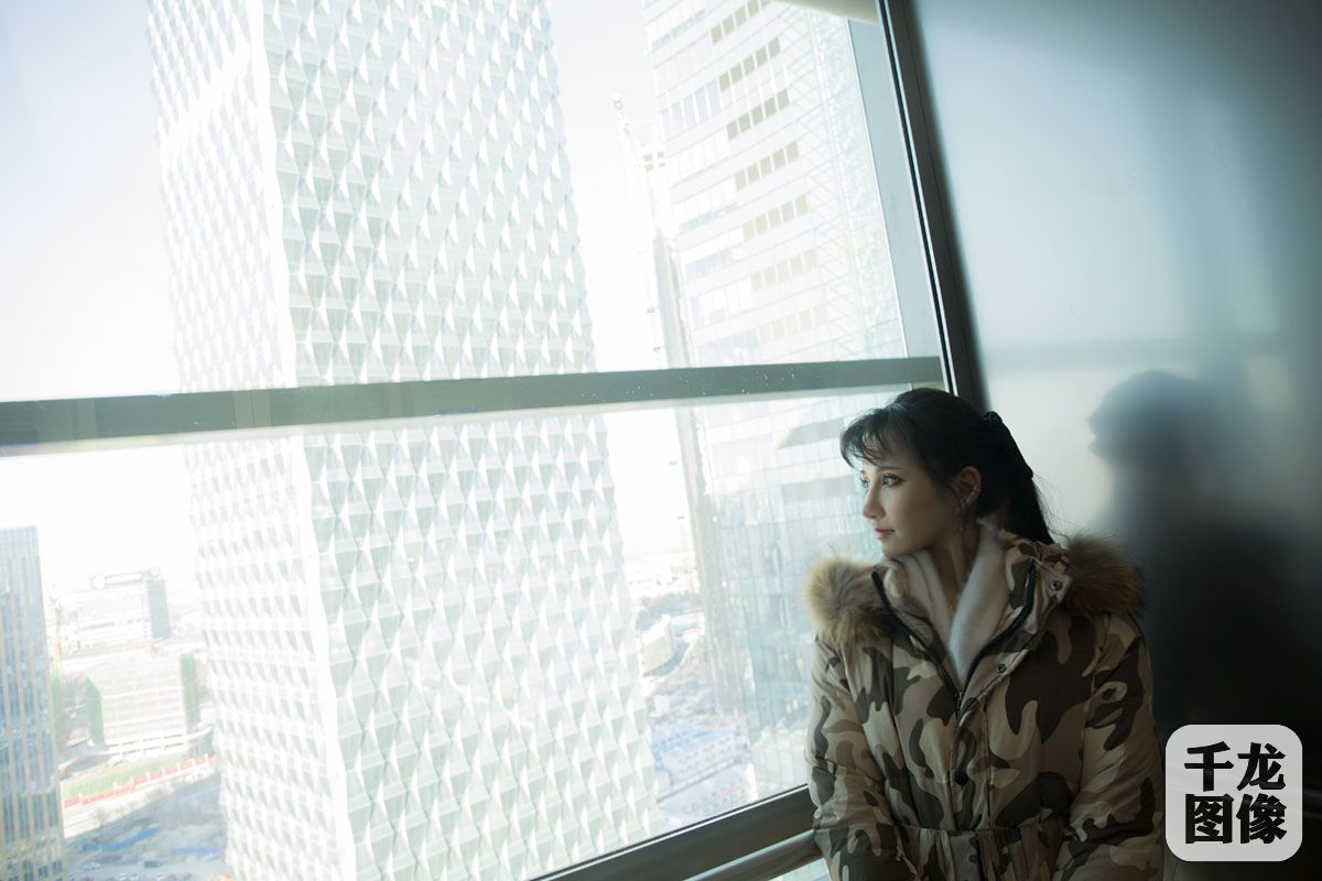 高手在民间高跟鞋、短裙、浓妆、美瞳这个美女有点忙(图10)