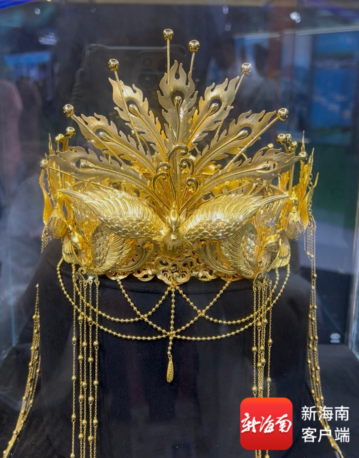 九游体育：非遗“老手艺”淬炼黄金珠宝首饰“新国潮”消博会见证文化自信“潮”这看消博(图1)