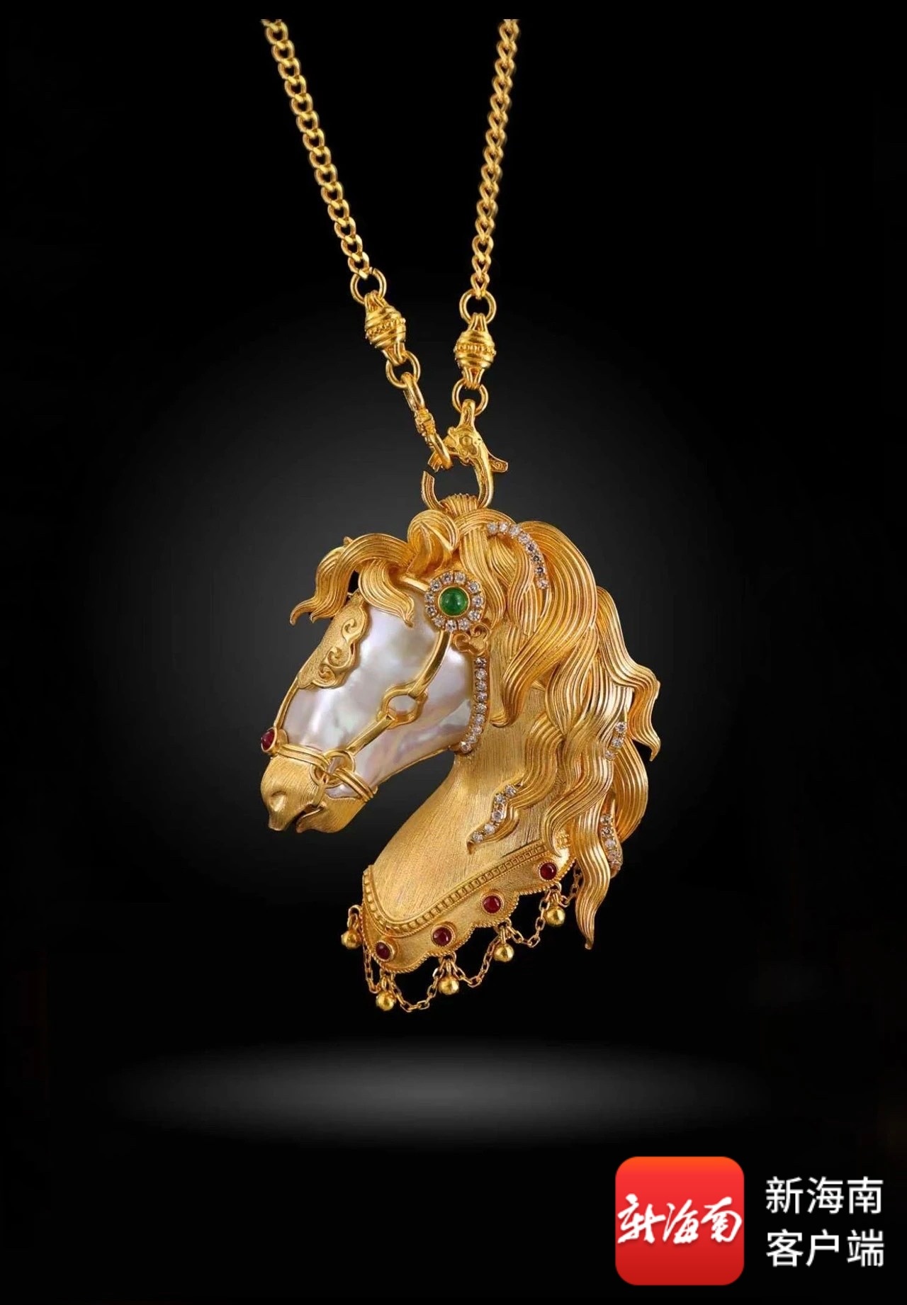 九游体育：非遗“老手艺”淬炼黄金珠宝首饰“新国潮”消博会见证文化自信“潮”这看消博(图3)