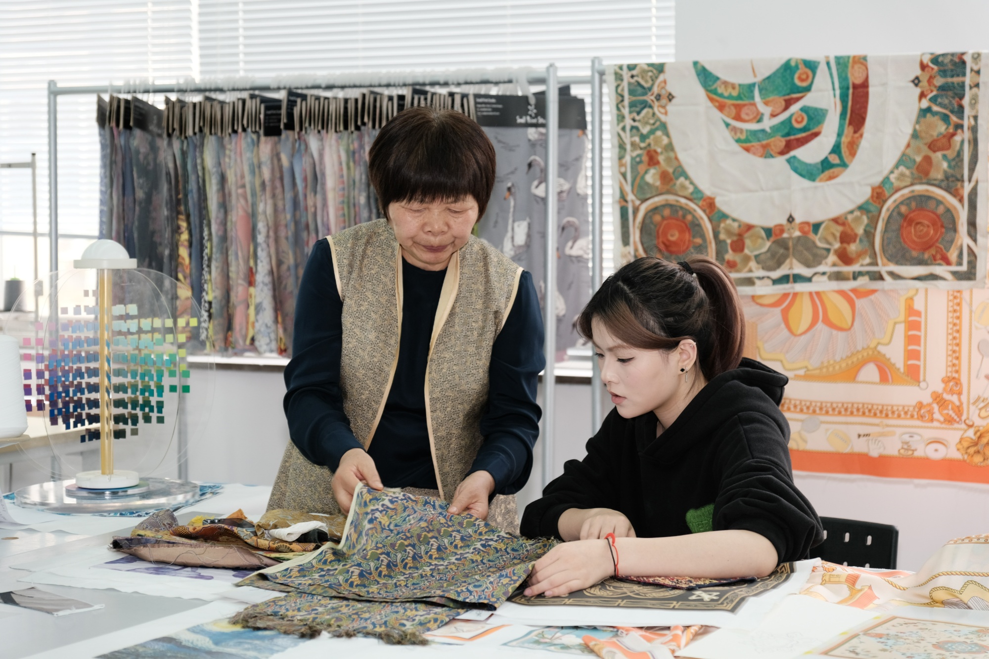 宁波“05后”学子不追“流量”追“非遗”立志丝绸纹样设计(图2)