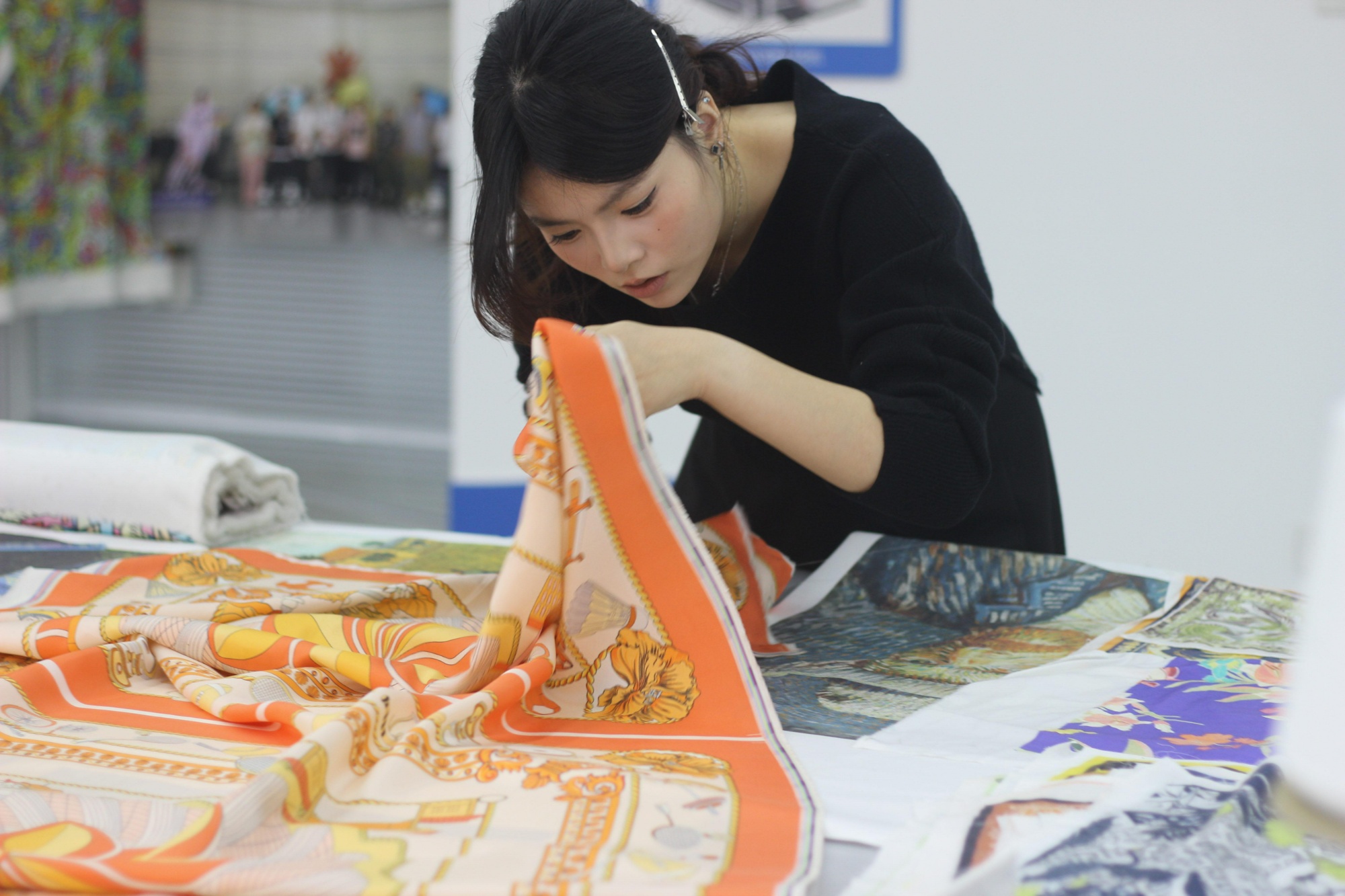 宁波“05后”学子不追“流量”追“非遗”立志丝绸纹样设计