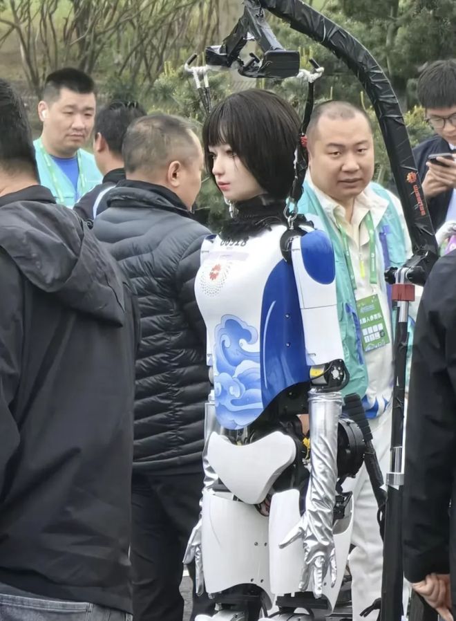 九游app入口：全球首位机器人马拉松冠军诞生！那些「翻车名场面」才是这场比赛最有价值的收获(图2)