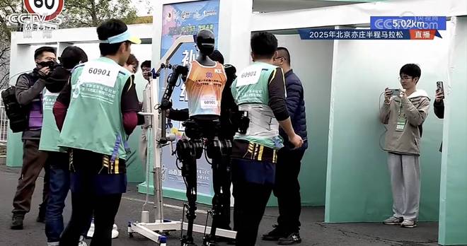 九游app入口：全球首位机器人马拉松冠军诞生！那些「翻车名场面」才是这场比赛最有价值的收获(图9)