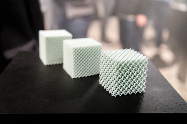 旗阿迪达斯史上最黑科技4D打印跑鞋所有人都能私人定制！