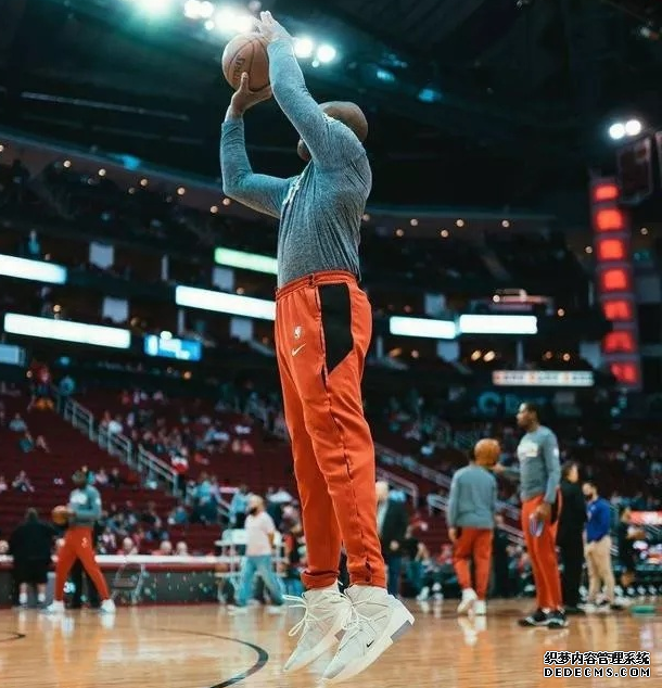 NBA球场上土豪级别的球鞋有哪些 NBA球场上土豪级(图2)